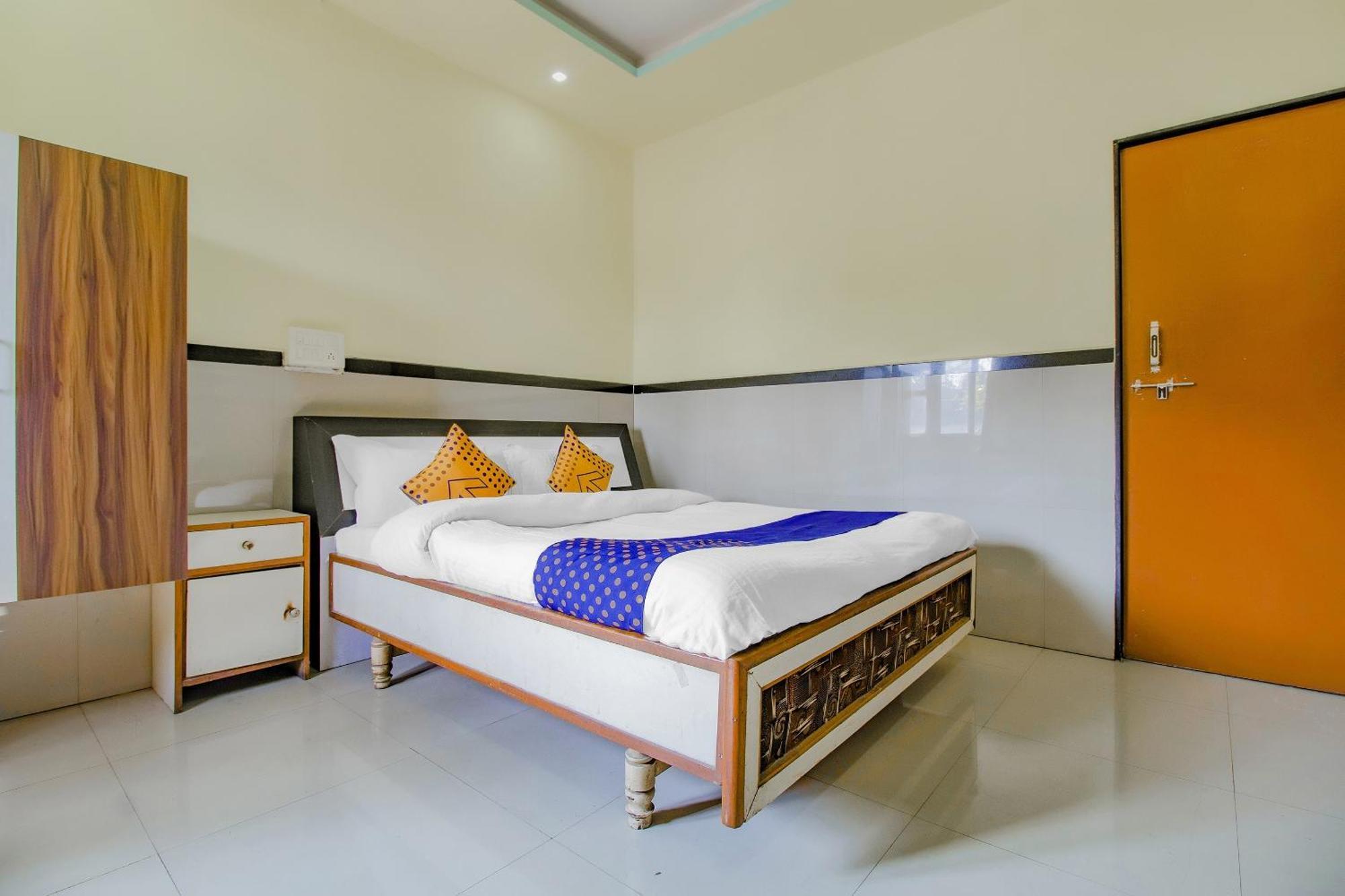 Spot On Indirasagar Executive Hotel Colhapur Exterior foto