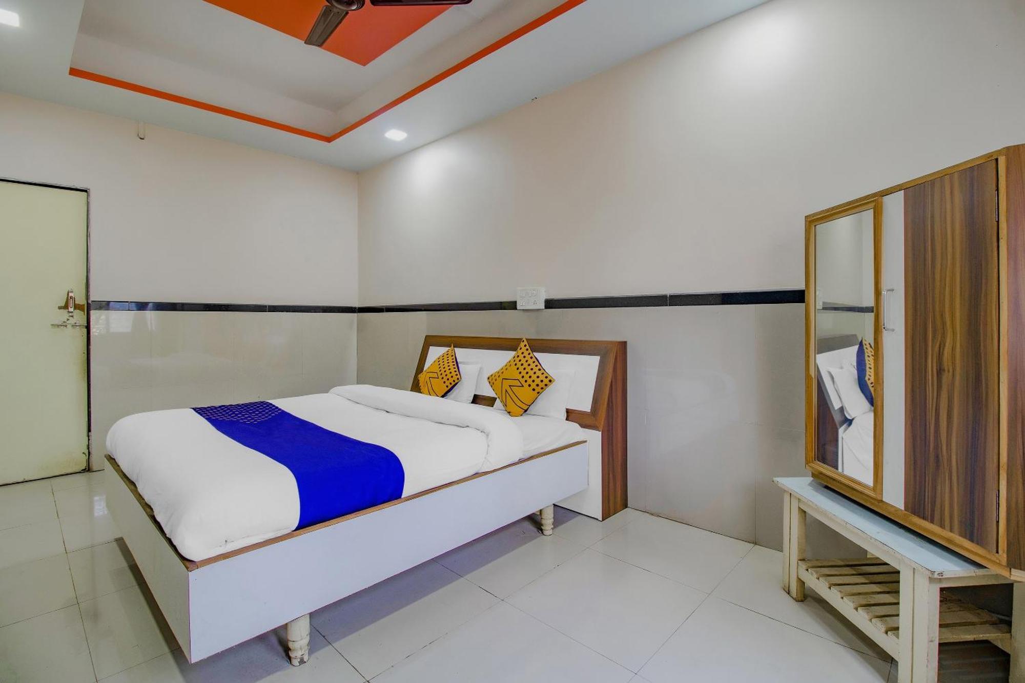 Spot On Indirasagar Executive Hotel Colhapur Exterior foto